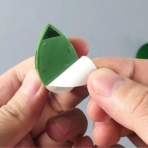 10 pc Leaf shaped sticky clips to hold your climbing plants in style - Picture 7 of 15